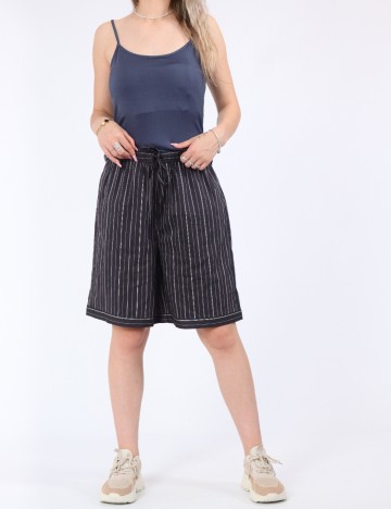 Pantaloni scurti Vero Moda, gri inchis