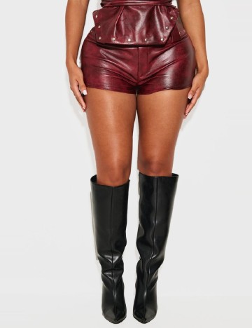 Pantaloni scurti PrettyLittleThing, visiniu