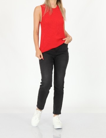 Maiou Jacqueline de Yong, rosu