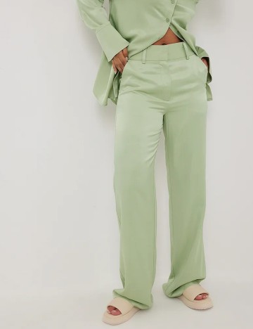 
						Pantaloni NA-KD, verde, 36