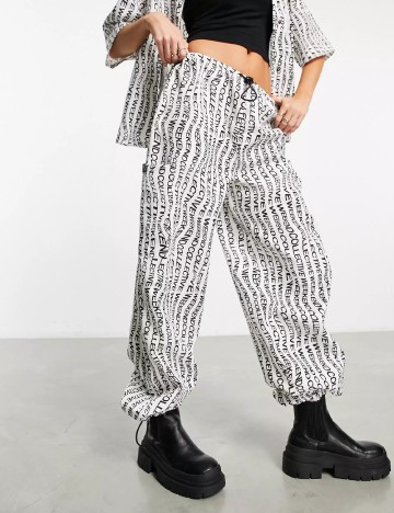 
						Pantaloni ASOS, alb