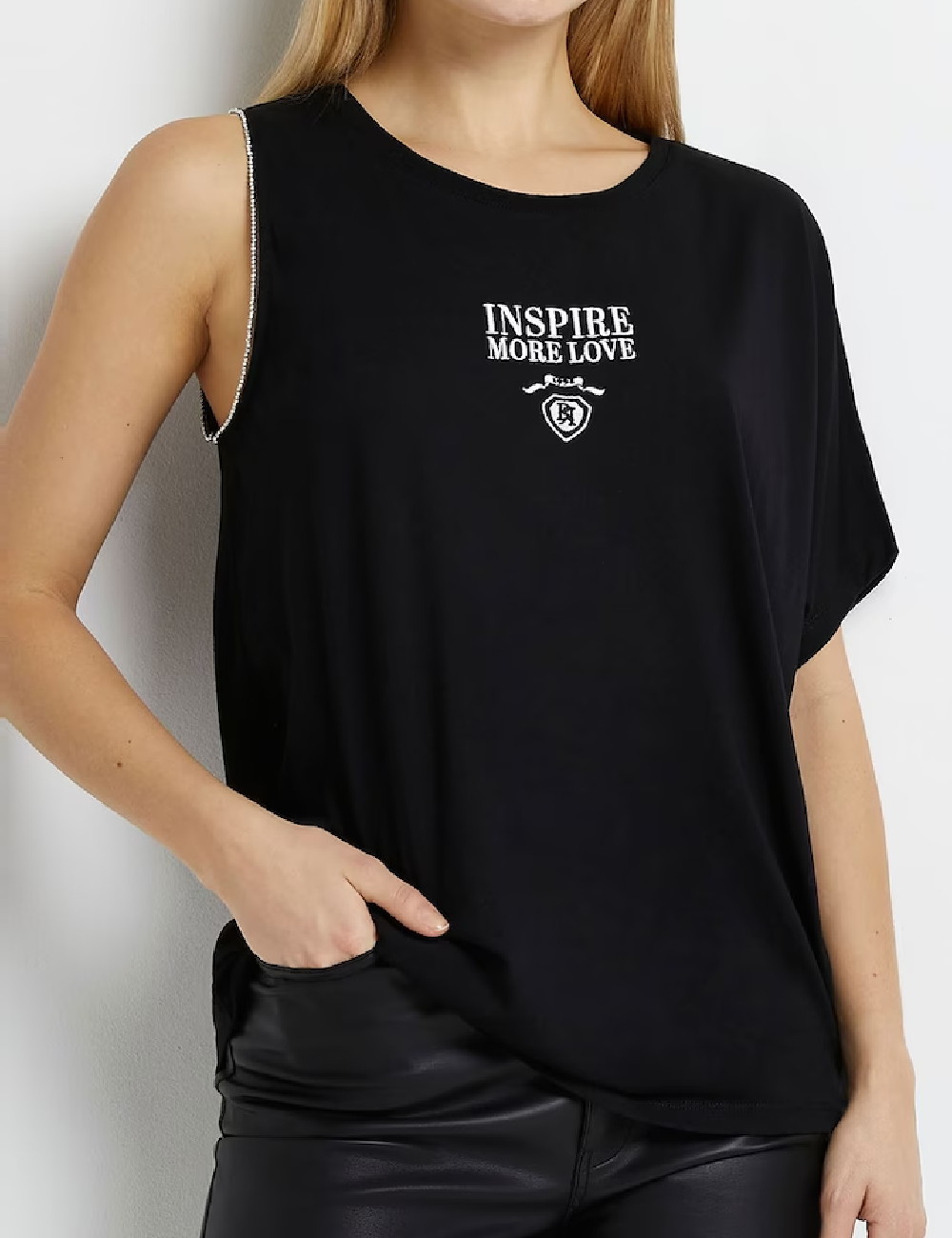 Maiou River Island, negru