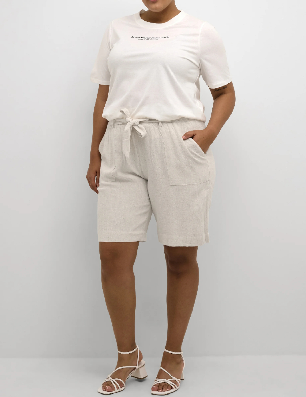 Pantaloni scurti Kaffe Curve, crem