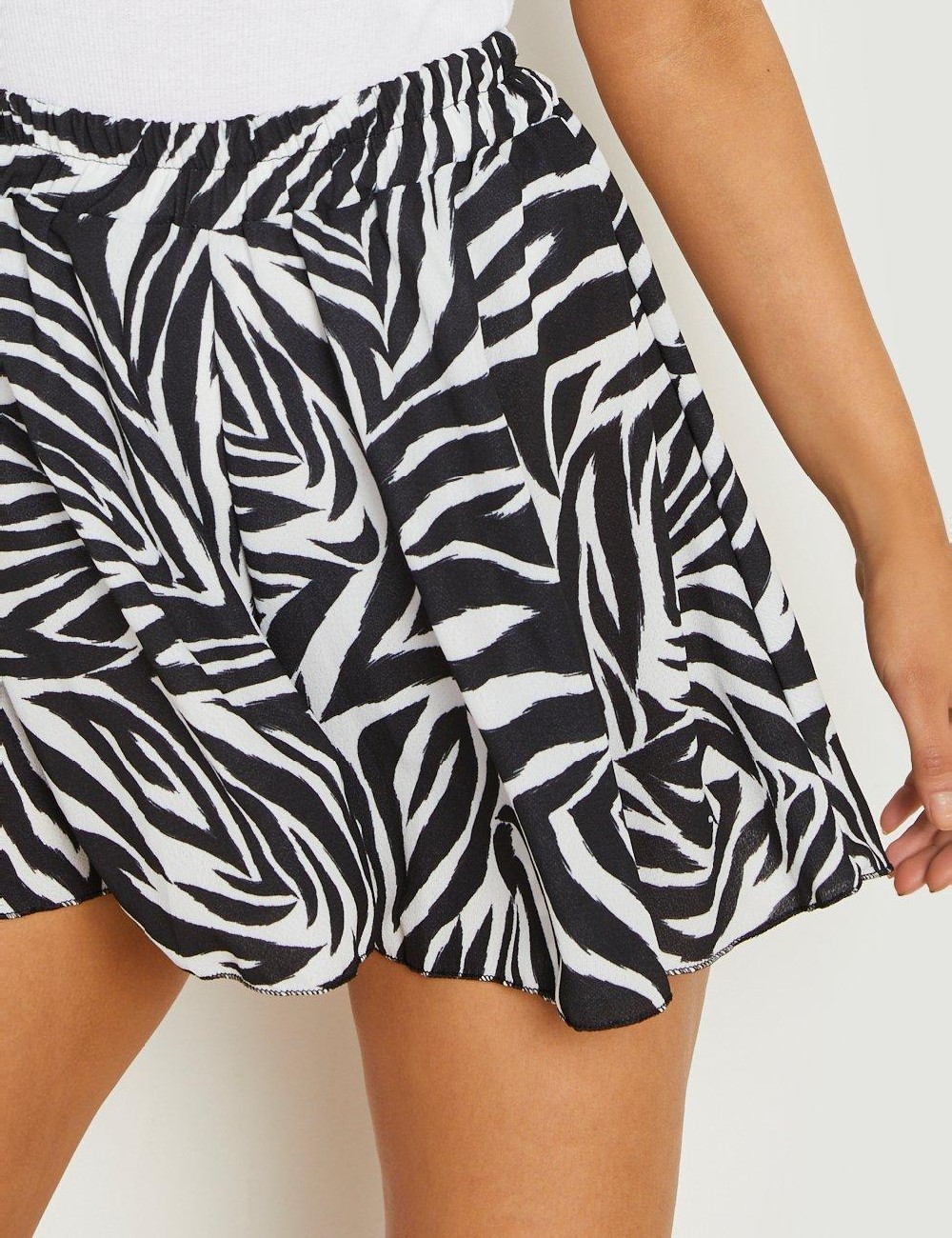 Pantaloni scurti Boohoo, alb/negru - 1 | YEO