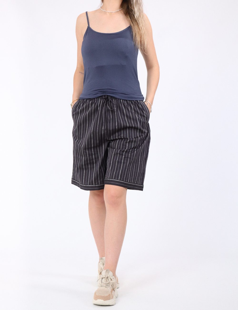 Pantaloni scurti Vero Moda, gri inchis - 1 | YEO