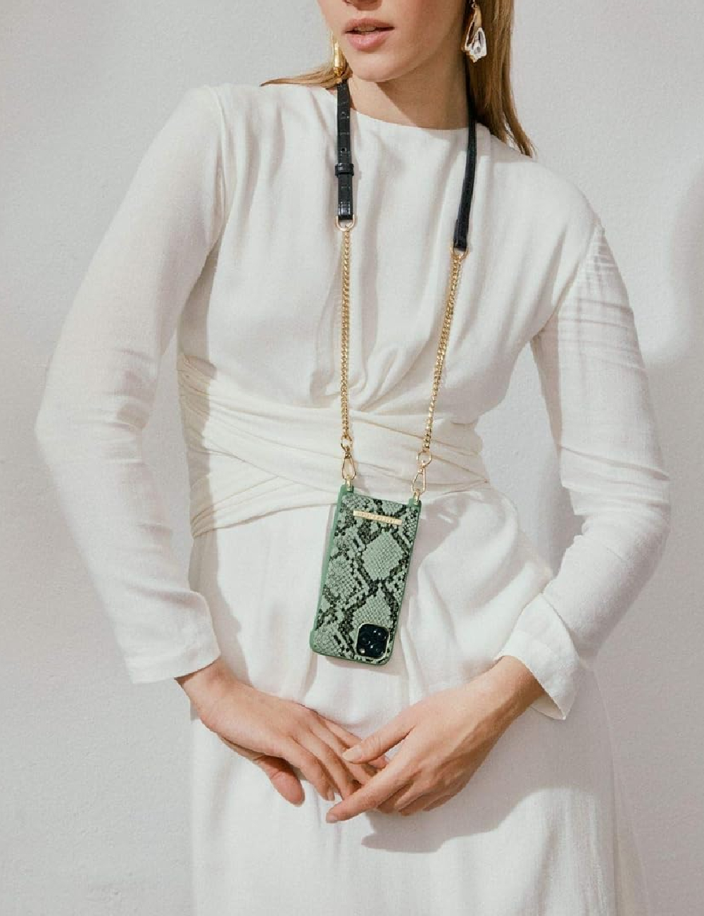 Husa iPhone IDEAL OF SWEDEN, imprimeu sarpe