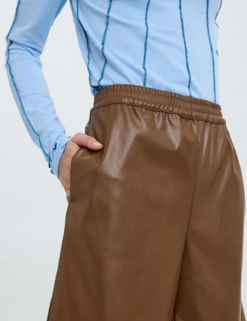 Pantaloni scurti Vero Moda, maro, S