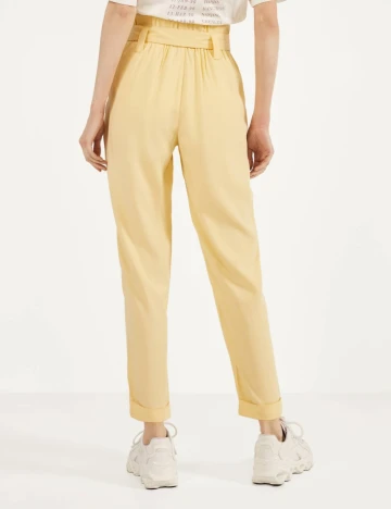 Pantaloni Bershka, galben