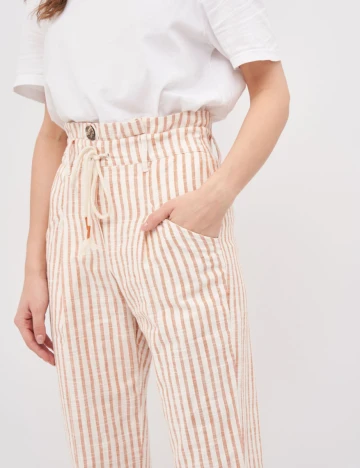 Pantaloni Bershka, alb/imprimeu, XS