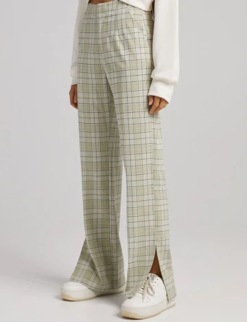 Pantaloni Bershka, verde, 44