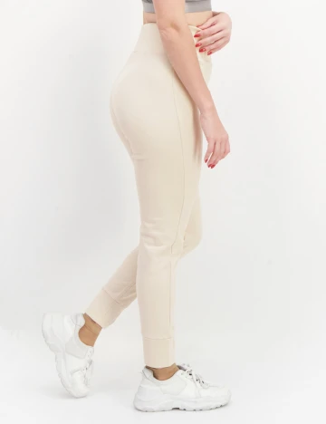 Pantaloni NA-KD, crem