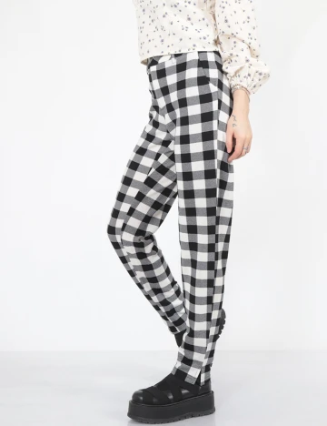 Pantaloni NA-KD, alb-negru