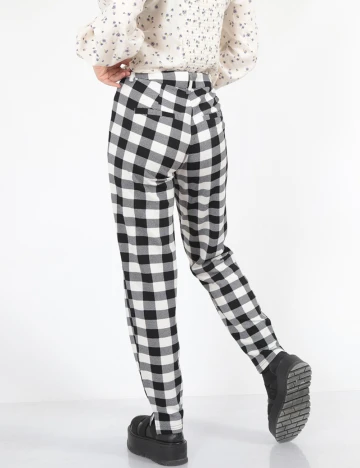 Pantaloni NA-KD, alb-negru Negru