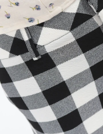 Pantaloni NA-KD, alb-negru