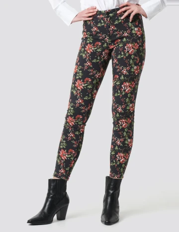Pantaloni NA-KD, floral