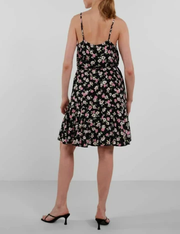 Rochie scurta Pieces, negru floral Negru