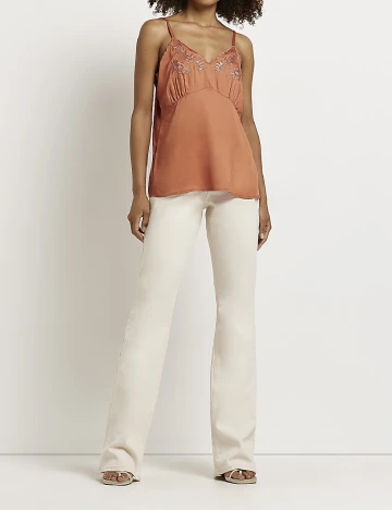 Maiou River Island, caramiziu