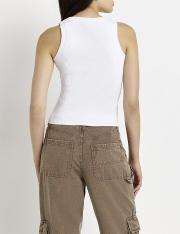 Maiou River Island, alb