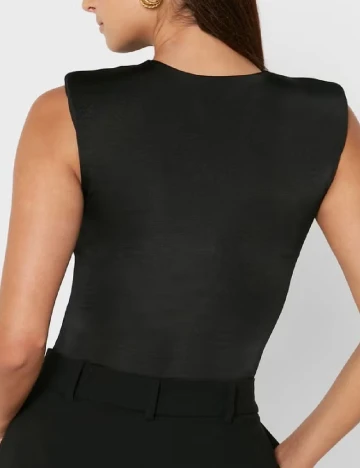 Body River Island, negru