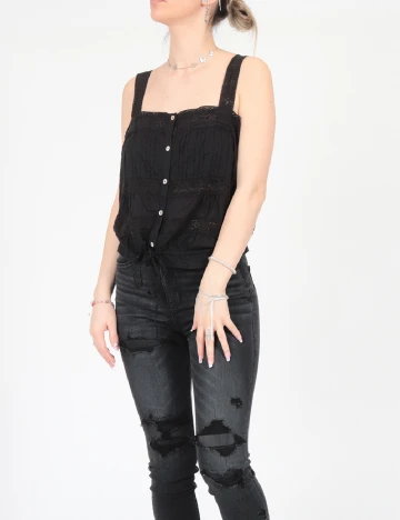 Maiou River Island, negru