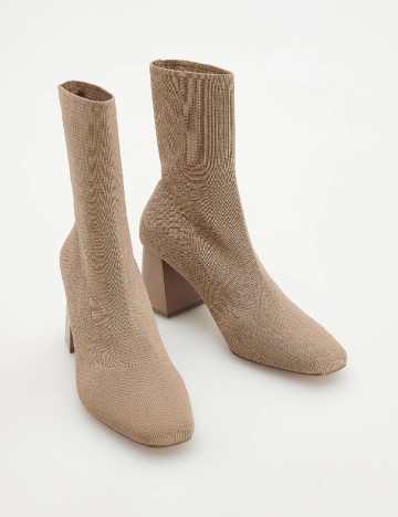 
						Botine Reserved, maro
