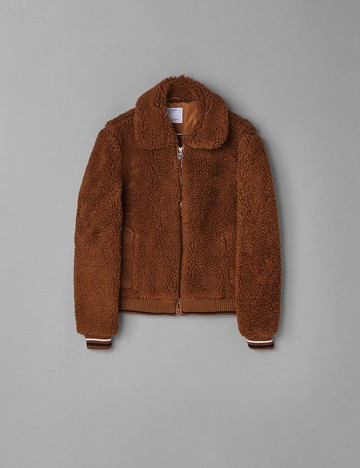 
						Jacheta Bershka, maro