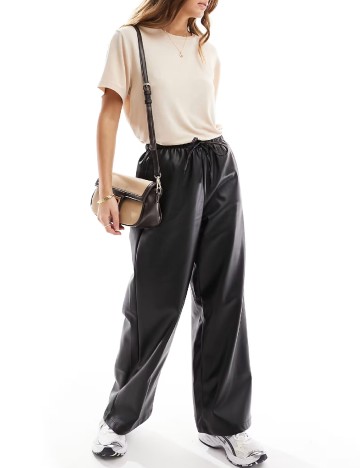 
						Pantaloni Stradivarius, negru
