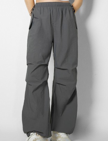 
						Pantaloni Bershka, gri inchis