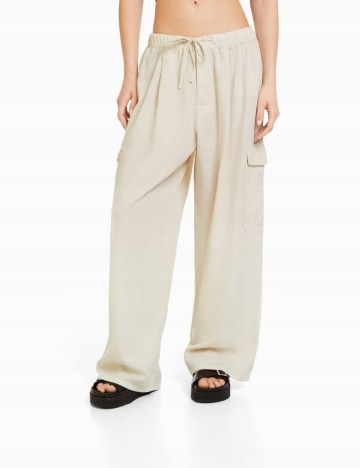 
						Pantaloni Bershka, crem