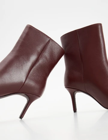 Botine Reserved, grena