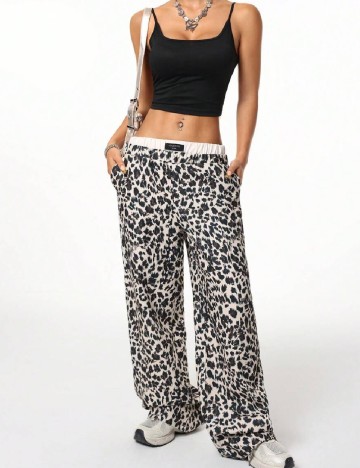 
						Pantaloni SHEIN, animal print