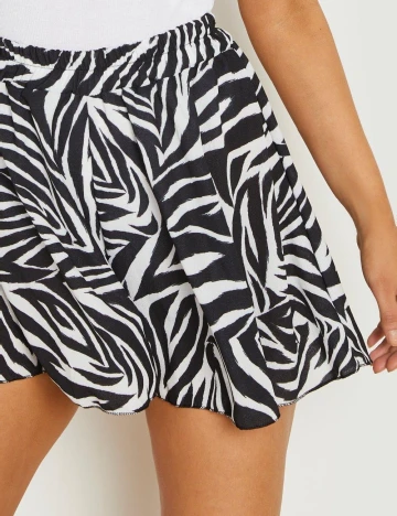 Pantaloni scurti Boohoo, alb/negru