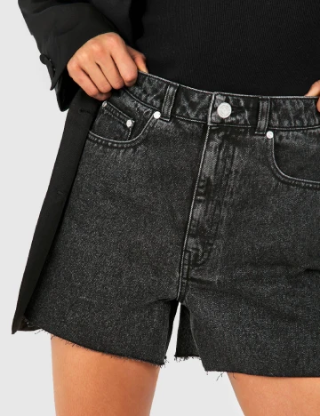 Pantaloni scurti Boohoo, gri inchis