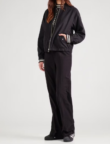 
						Jacheta Jacqueline de Yong, negru