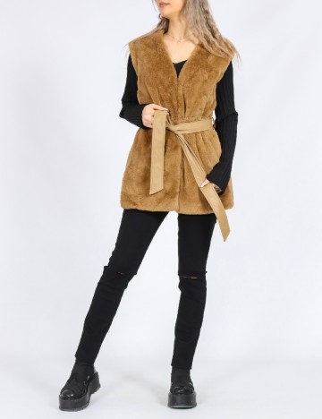 
						Vesta Vero Moda, maro