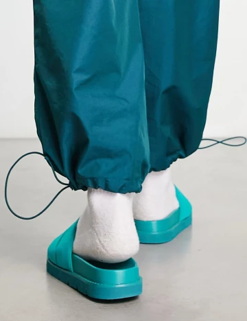 Slapi Public Desire, turcoaz