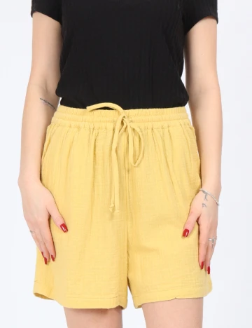Pantaloni scurti Only, galben Galben