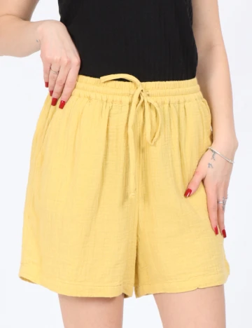 Pantaloni scurti Only, galben Galben