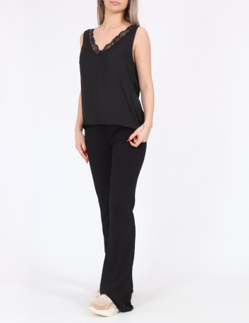 Maiou Jacqueline de Yong, negru
