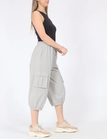 Pantaloni trei sferturi Vero Moda, gri