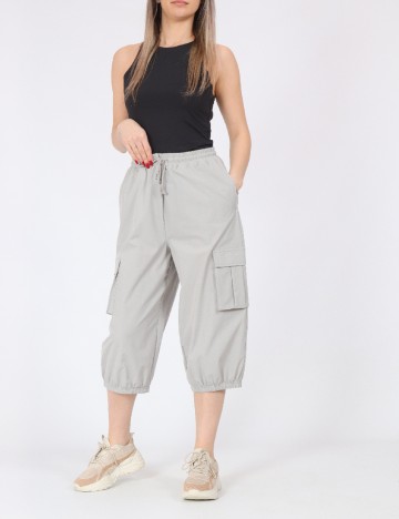 Pantaloni trei sferturi Vero Moda, gri
