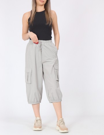 
						Pantaloni trei sferturi Vero Moda, gri