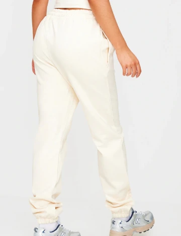 Pantaloni PRETTYLITTLETHING, crem Crem