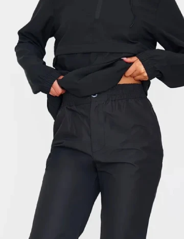 Pantaloni PRETTYLITTLETHING, negru
