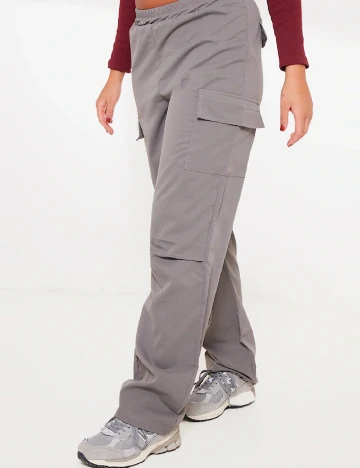 Pantaloni PRETTYLITTLETHING, gri