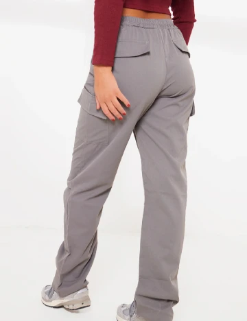 Pantaloni PRETTYLITTLETHING, gri