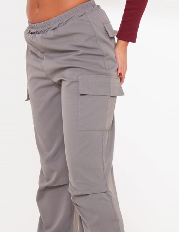 Pantaloni PRETTYLITTLETHING, gri