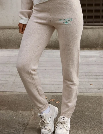 Pantaloni PRETTYLITTLETHING, bej Crem