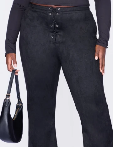 Pantaloni PRETTYLITTLETHING Plus Size, negru