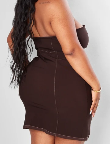 Rochie scurta PRETTYLITTLETHING Plus Size, maro